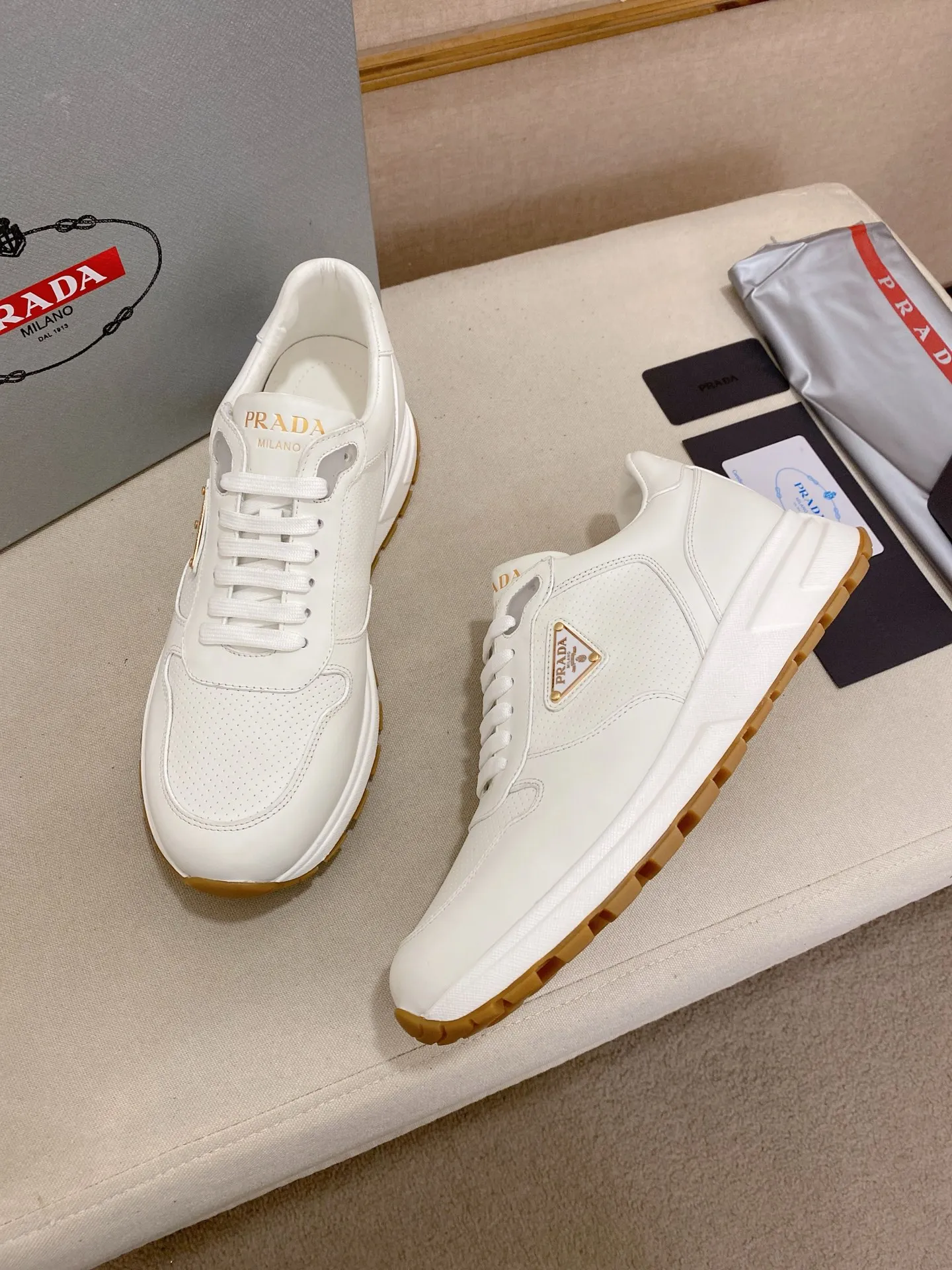 Men's shoes 💰 580💰 ✔️✔️✔️High-quality new PRADA counters are launched at the same time. The new men's shoes and 😘fabrics are selected from imported first-layer cowhide and are made by pure handcrafts. Lining: Full cowhide lining. 👍🏿 High-end ☄️ air-cushion molded anti-slip rubber outsole, exquisite lines, simple and elegant, comfortable and high-end for leisure travel. Code number: 38 to 44 (45 can be customized and cannot be returned or exchanged)